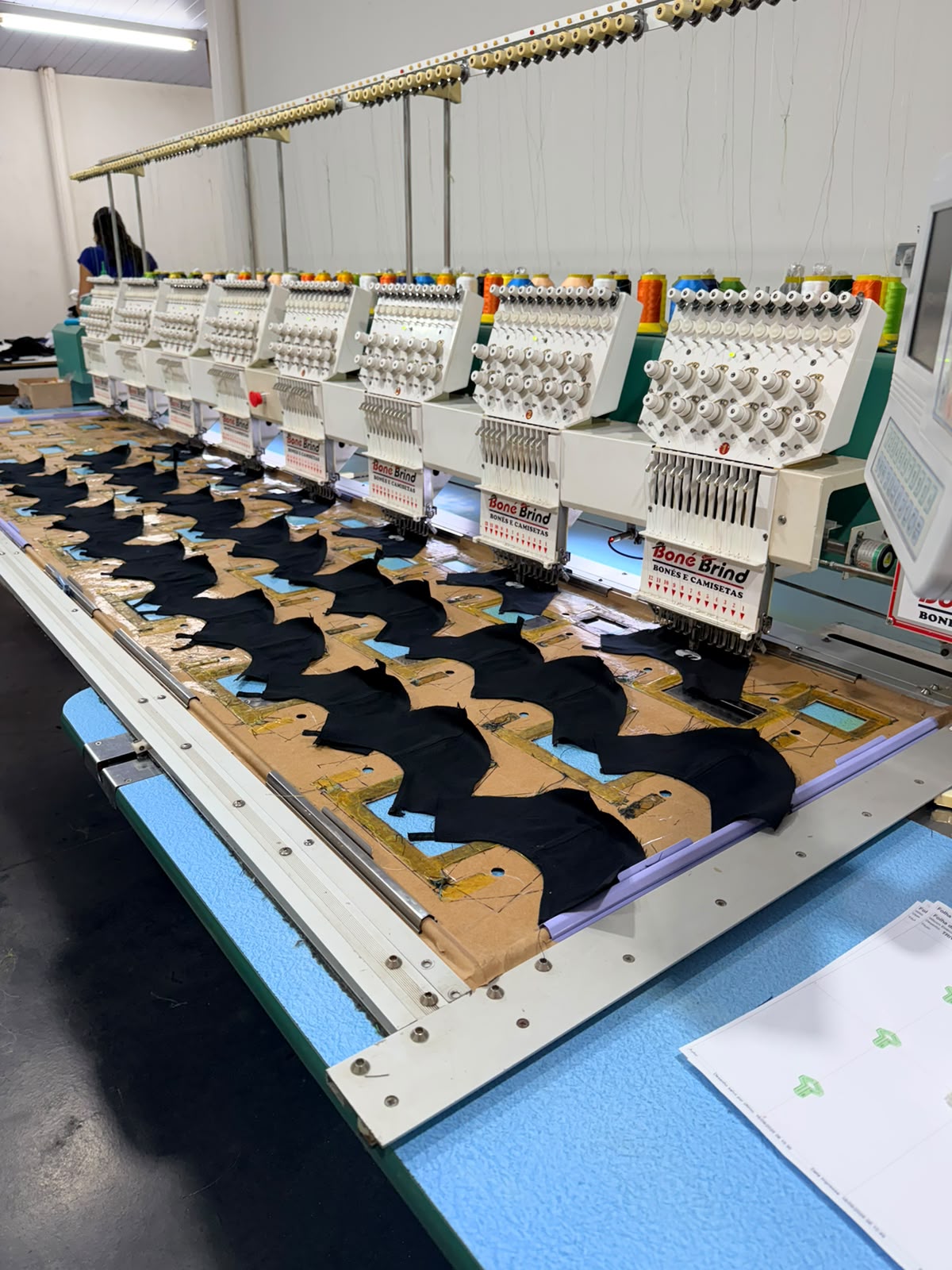 Máquina de bordado industrial de múltiplas cabeças