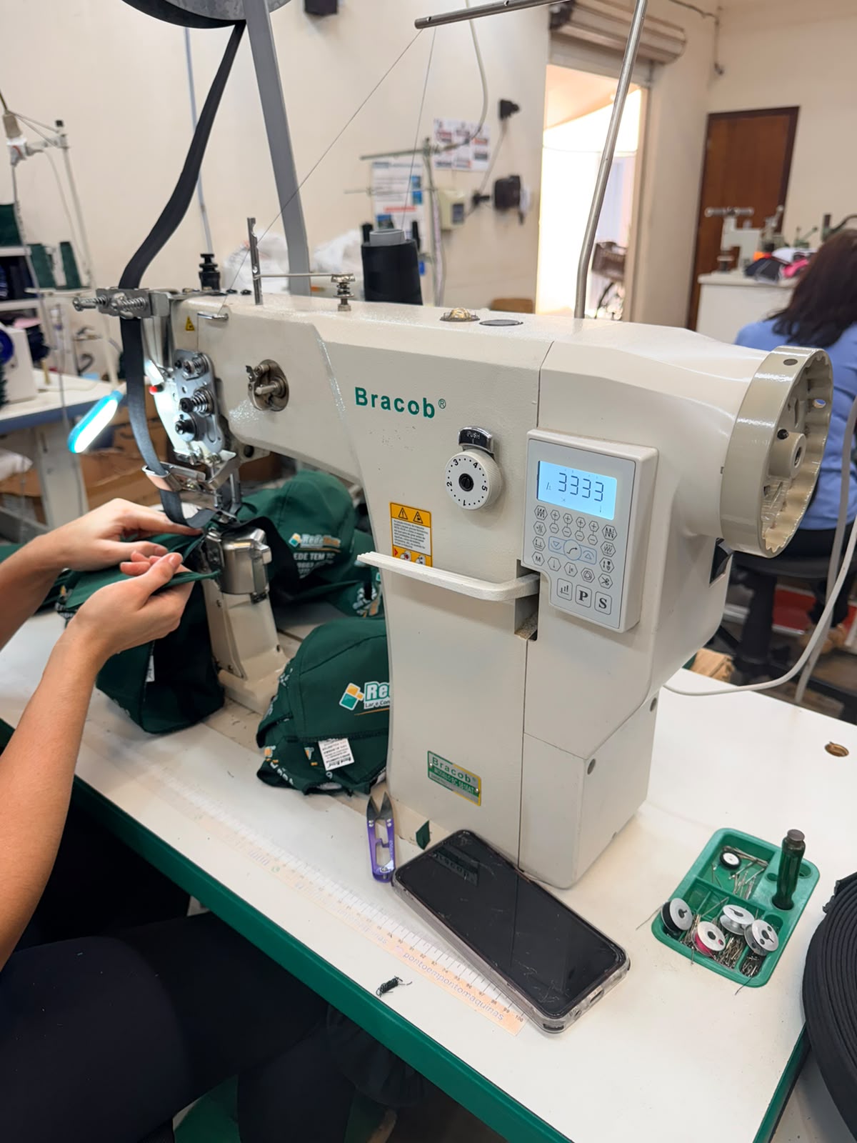 Profissional operando máquina de costura industrial
