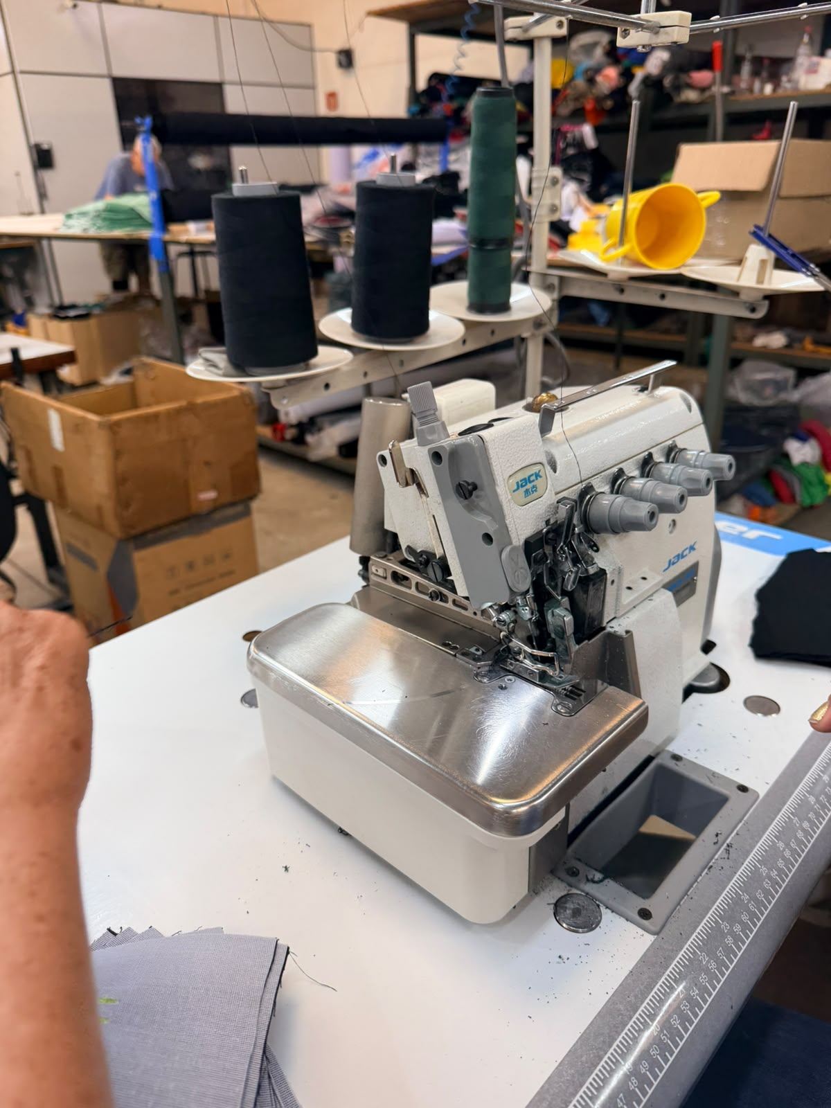 Máquina overloque na produção BoneBrind